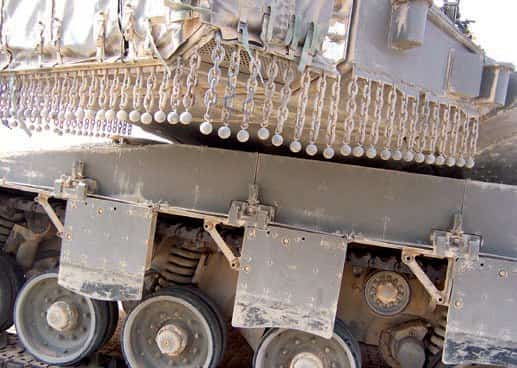 «Фирменный » противокумулятивный экран
из цепей и шаров на башне танка «Меркава»